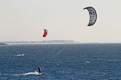 Dlaczego warto zapisać się na kurs kitesurfingu