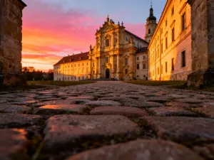 Realistyczna figura woskowa postaci historycznej w eleganckim, oświetlonym wnętrzu krakowskiego muzeum.