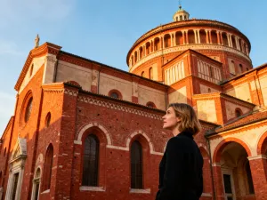 Wielki Mur Chiński wijący się przez górzysty teren, widziany z perspektywy kosmosu na tle krzywizny Ziemi.